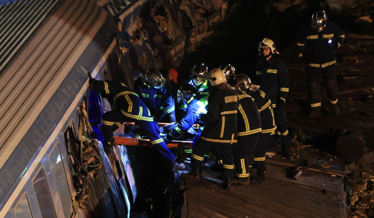 Τέμπη: Μυστήριο με τα εγκαύματα πυροσβεστών που έσπευσαν στα συντρίμμια – Τα σενάρια