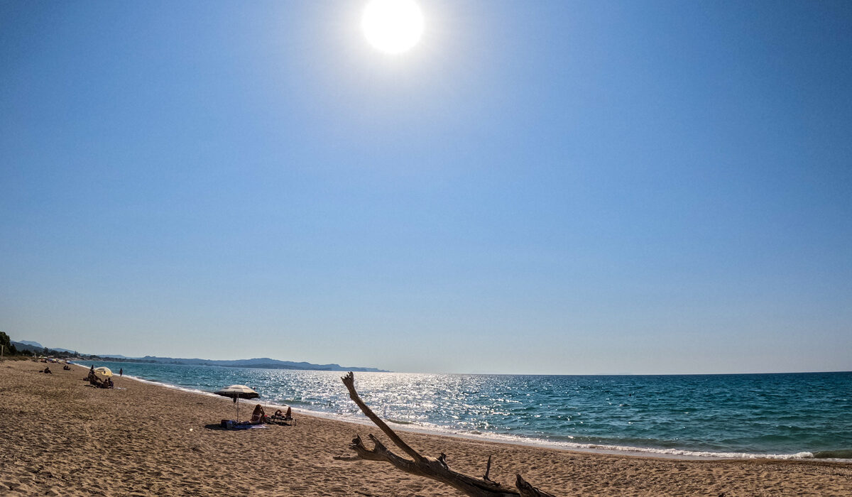 Meteo: Ζεστός ο καιρός την Τρίτη 8/8 – Πού θα εκδηλωθούν καταιγίδες