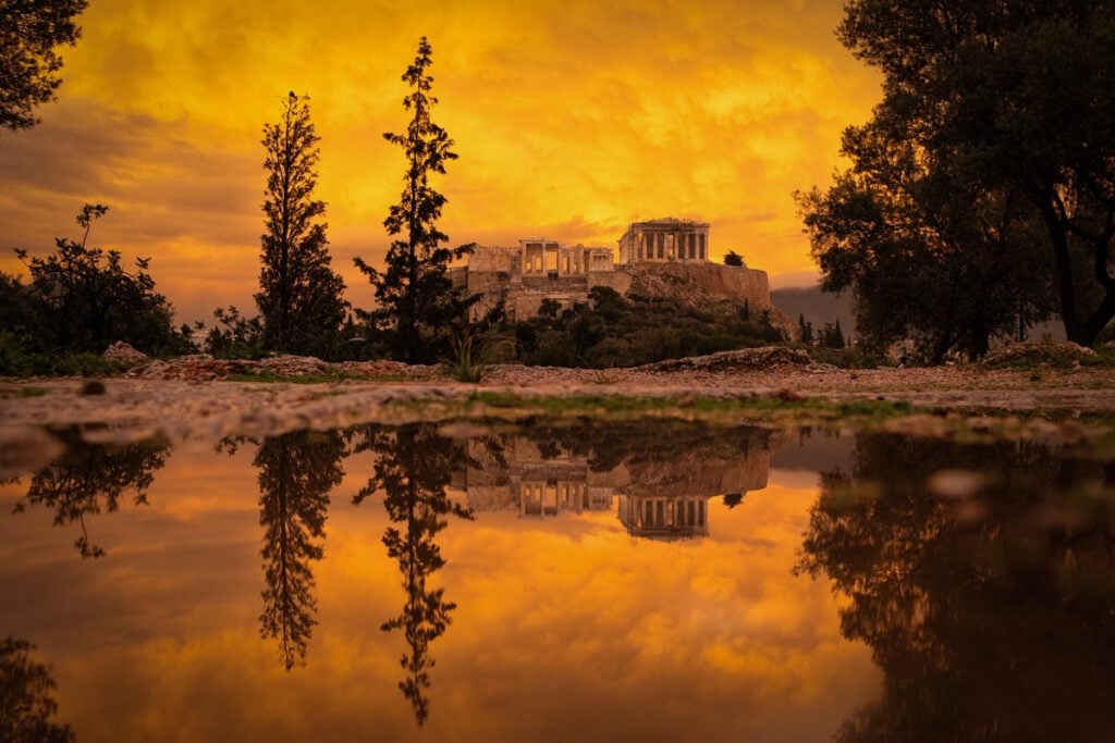 Εντυπωσιακές εικόνες από τον Παρθενώνα μετά τη βροχή