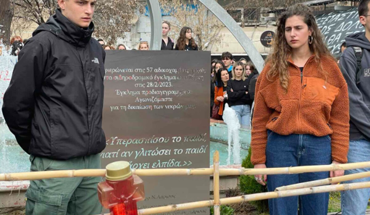 Τέμπη: Συγκίνηση στη Λάρισα όπου αποκάλυψαν το μνημείο για τους 57 νεκρούς (εικόνες, βίντεο)