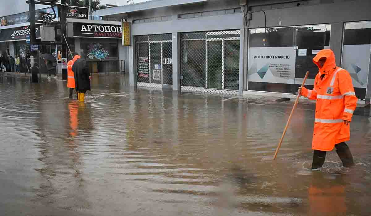 Πάτρα: Βγήκε η θάλασσα στον δρόμο – Μεγάλες καταστροφές στο παραλιακό μέτωπο