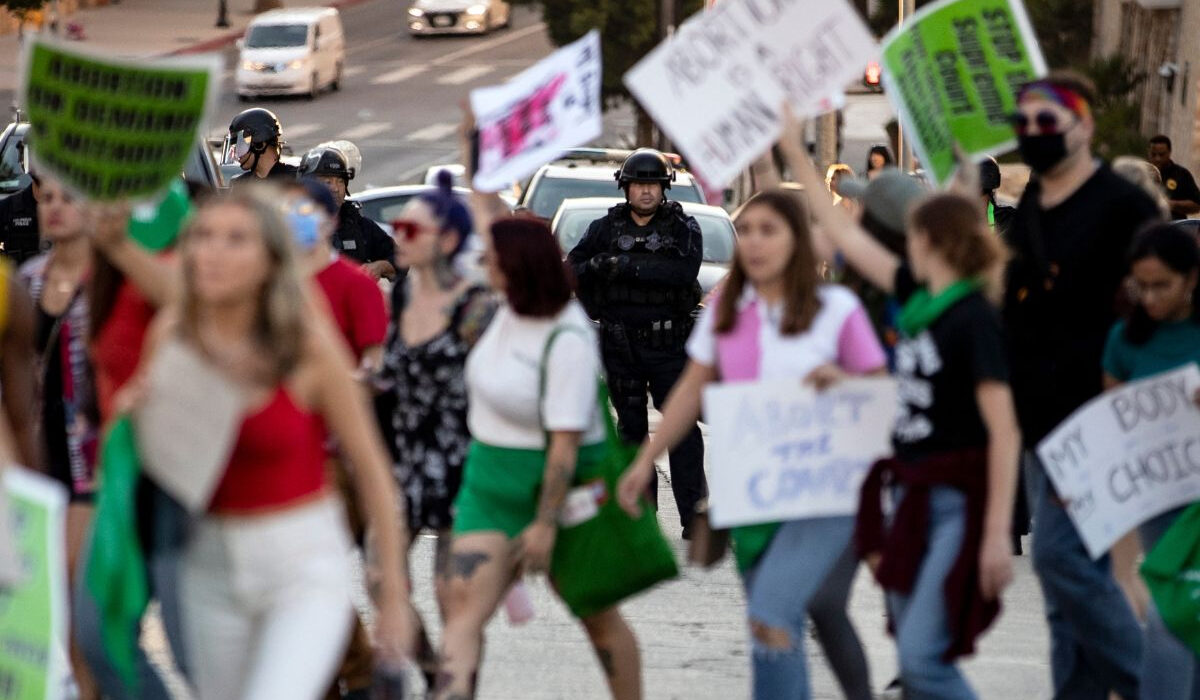 Δικαίωμα στην άμβλωση: Σιγή ιχθύος από τα νομικά γραφεία μετά την ανατροπή της απόφασης