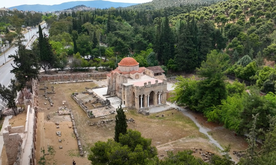 Μονή Δαφνίου: Από πού πήρε το όνομα της – Η ιστορία πίσω από μεγαλύτερο Βυζαντινό Μοναστήρι της Αττικής (βίντεο drone)