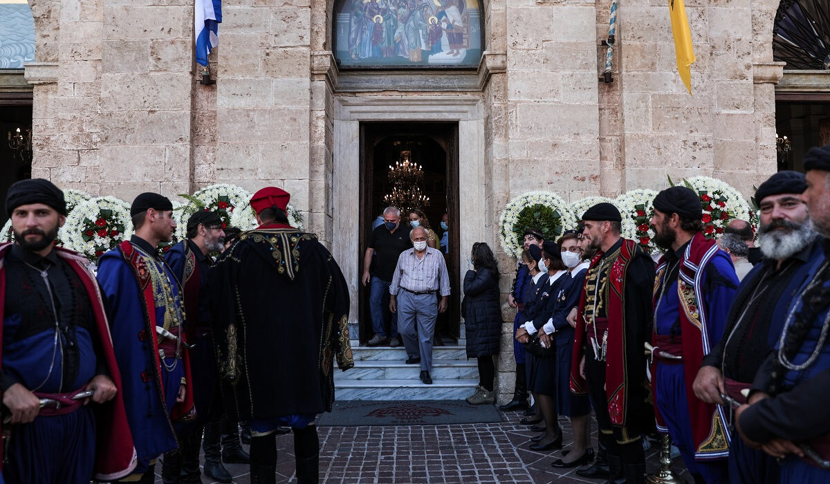 Μίκης Θεοδωράκης: Ύστατο χαίρε με τιμές, τραγούδια και βρακοφόρους στα Χανιά (Φωτογραφίες)