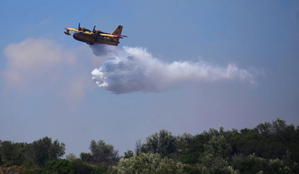 Φωτιά τώρα στην Αρκαδία – Ρίψεις νερού από 8 εναέρια μέσα, 112 για τα Κακουραίικα