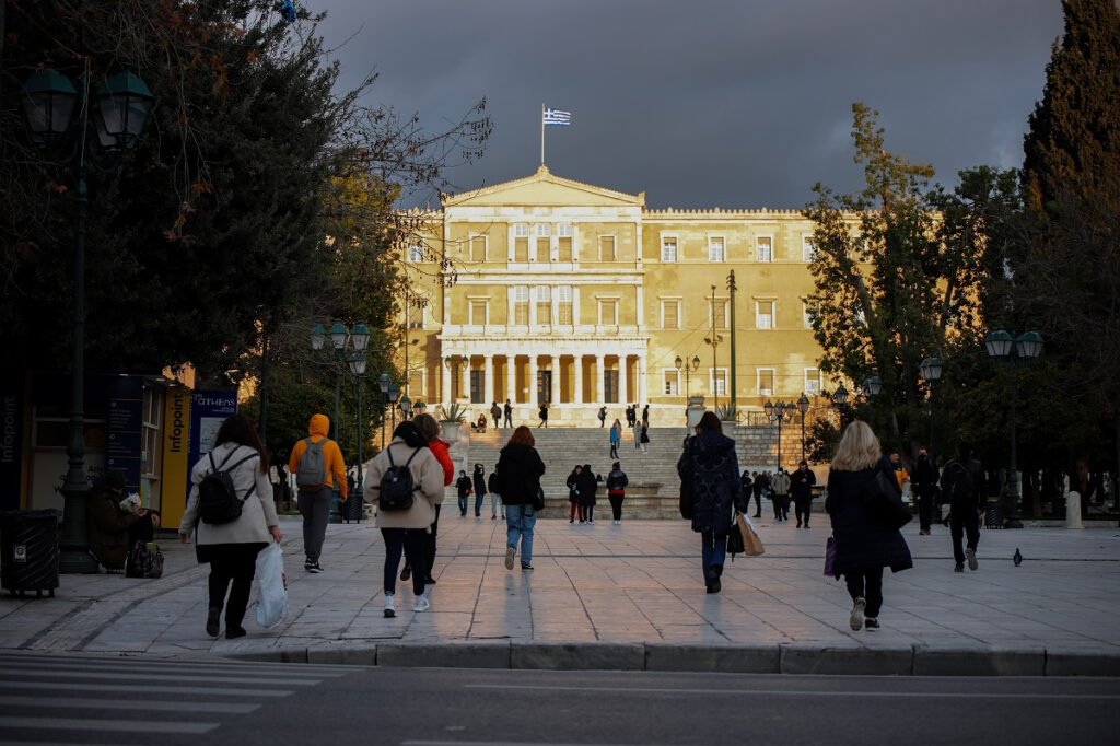 Δεν περισσεύουν λεφτά για αποταμίευση – Οι Έλληνες ξόδεψαν τα «έτοιμα» της πανδημίας