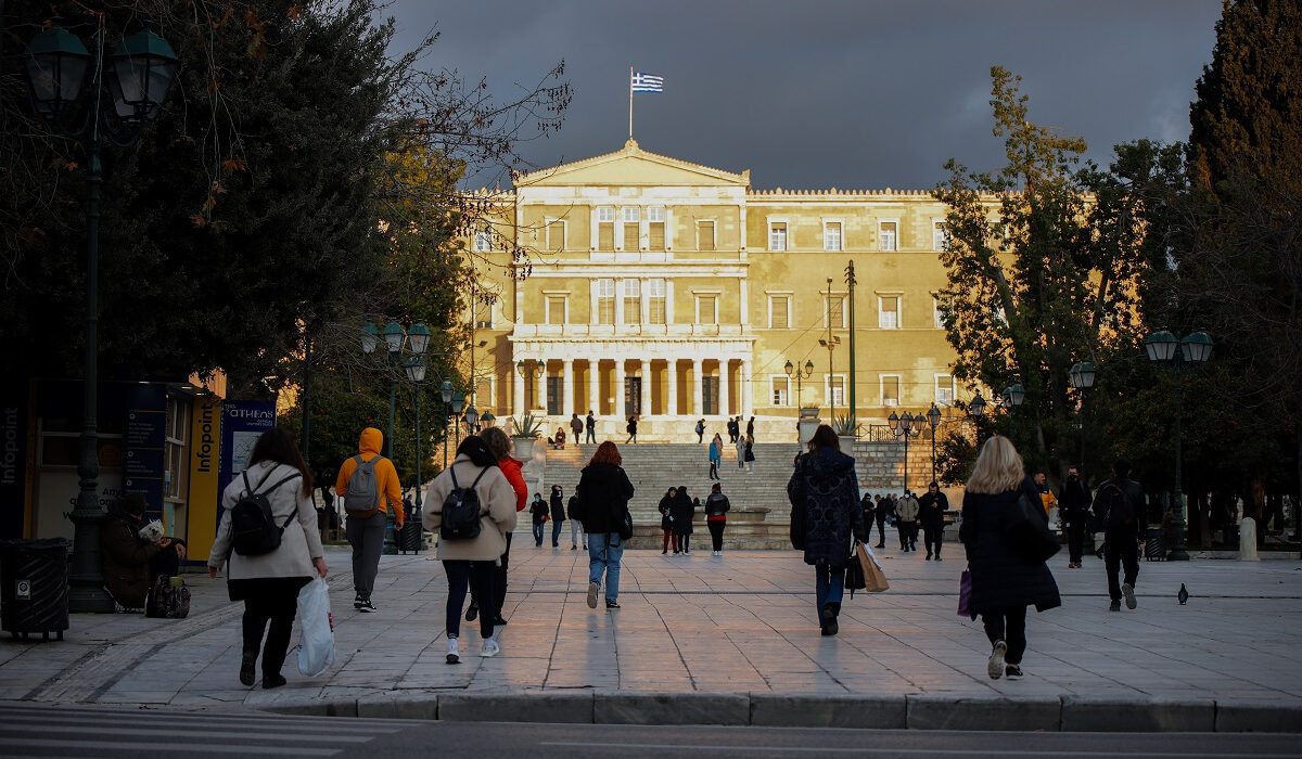 Δεν περισσεύουν λεφτά για αποταμίευση – Οι Έλληνες ξόδεψαν τα «έτοιμα» της πανδημίας