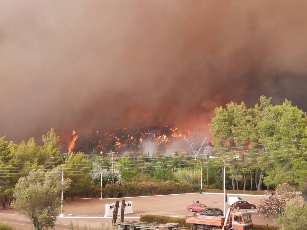 Εκκενώνεται η Αρχαία Ολυμπία – Χάος με τη φωτιά στην Ηλεία