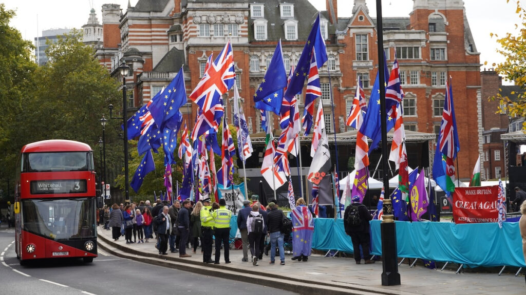 Δημοσκόπηση για το Brexit: Υπέρ της επανένταξης στην Ε.Ε. οι 6 στους 10