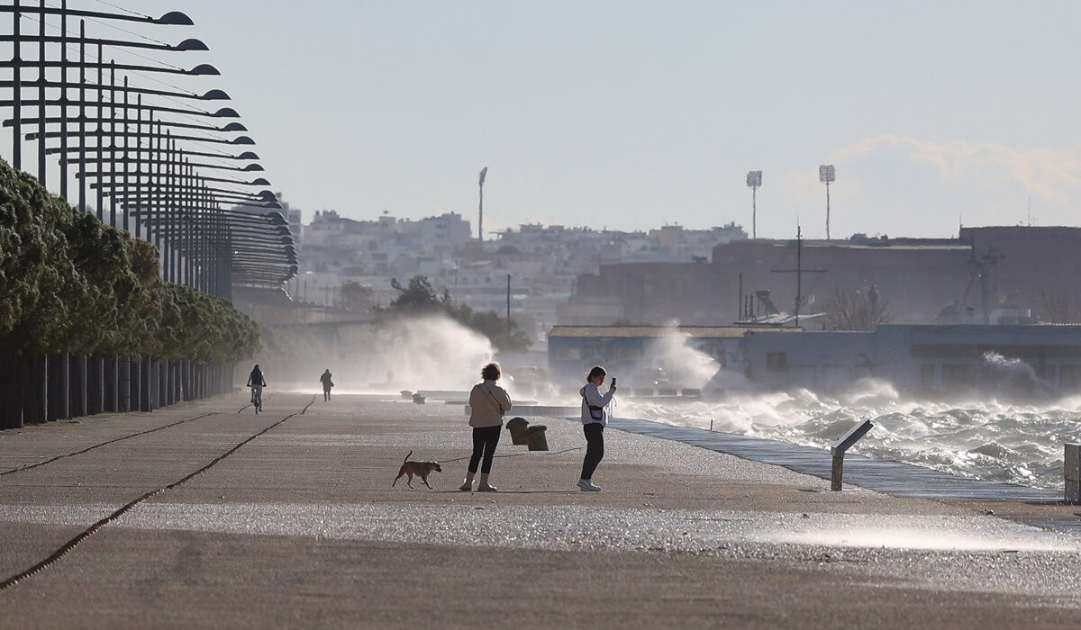 Τσουχτερό κρύο και θυελλώδεις άνεμοι –  Δεκάδες τα προβλήματα, πώς θα κινηθεί η κακοκαιρία (Live)