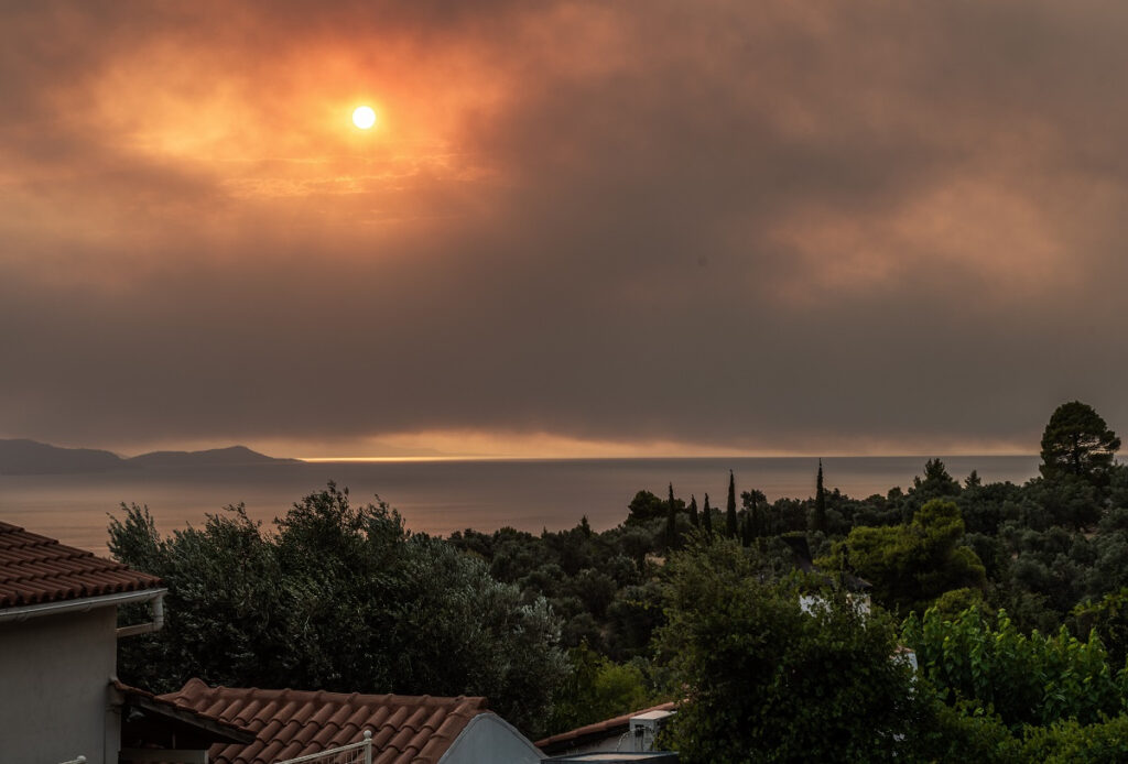 Πύρινος εφιάλτης στην Εύβοια: Πολλαπλασιάζονται τα μέτωπα, εκκενώνονται χωριά, καίγονται σπίτια