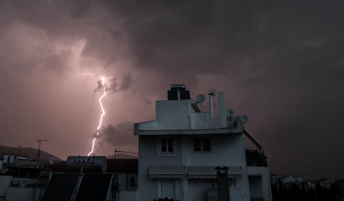 Ξεκίνησε η επέλαση της κακοκαιρίας – Χαλάζι, καταιγίδες, κεραυνοί και θυελλώδεις νοτιάδες