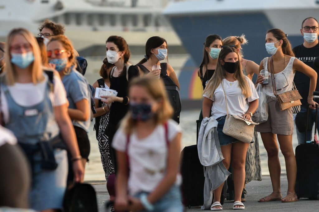 Οδηγός για μάσκες – μετακίνηση: Πού είναι υποχρεωτική, πότε κάνουμε PCR και πότε self test