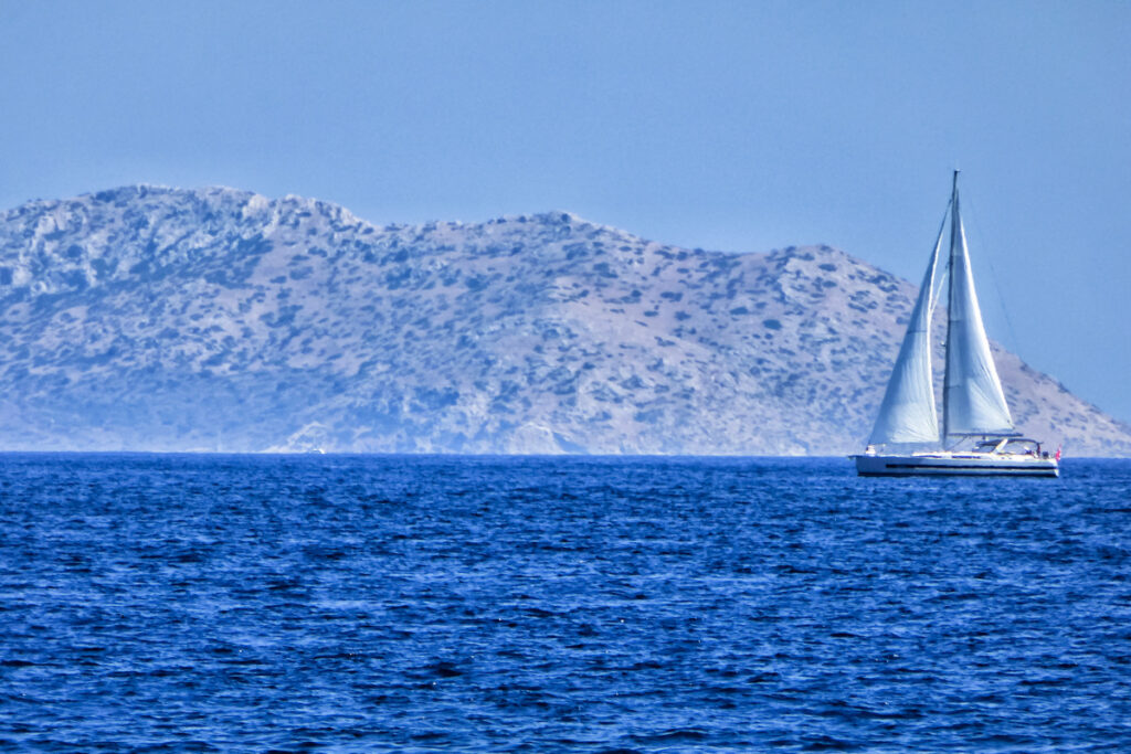 Σαντορίνη: Εισροή υδάτων σε ιστιοφόρο με τρεις επιβαίνοντες – Επιχείρηση διάσωσης σε εξέλιξη