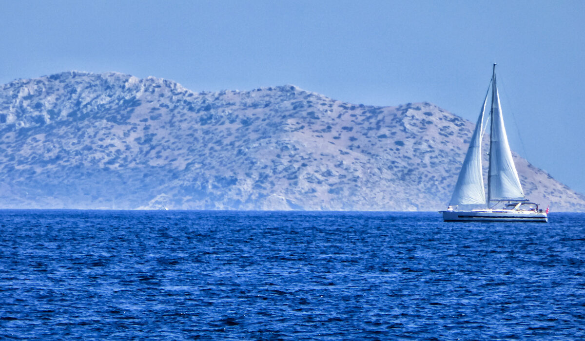 Σαντορίνη: Εισροή υδάτων σε ιστιοφόρο με τρεις επιβαίνοντες – Επιχείρηση διάσωσης σε εξέλιξη