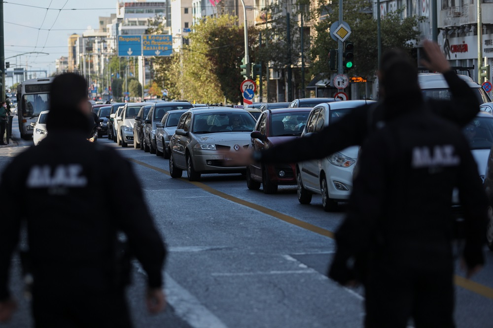 Πόσα άτομα επιτρέπονται στο αμάξι με την άρση των μέτρων