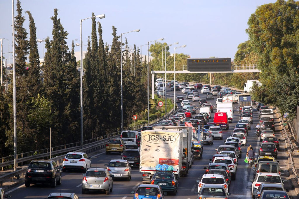 Κίνηση στους δρόμους: Μποτιλιάρισμα στον Κηφισό και καθυστερήσεις στην Αττική Οδό (χάρτης)