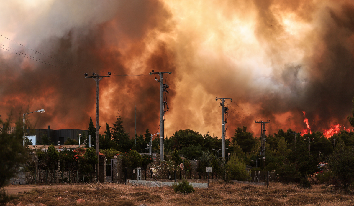 Στο ΚΑΤ 5 πολίτες με εγκαύματα από τη φωτιά στη Δροσοπηγή και το Κρυονέρι