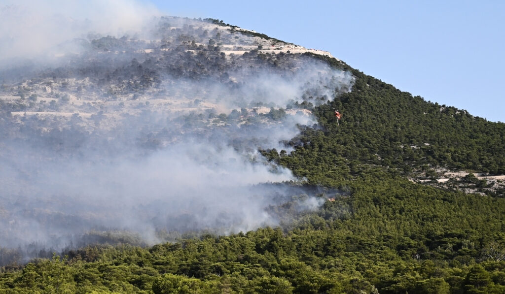 Φωτιά στην Πάρνηθα: Αναζωπύρωση στο Φρούριο της Φυλής – Η εικόνα στα μέτωπα