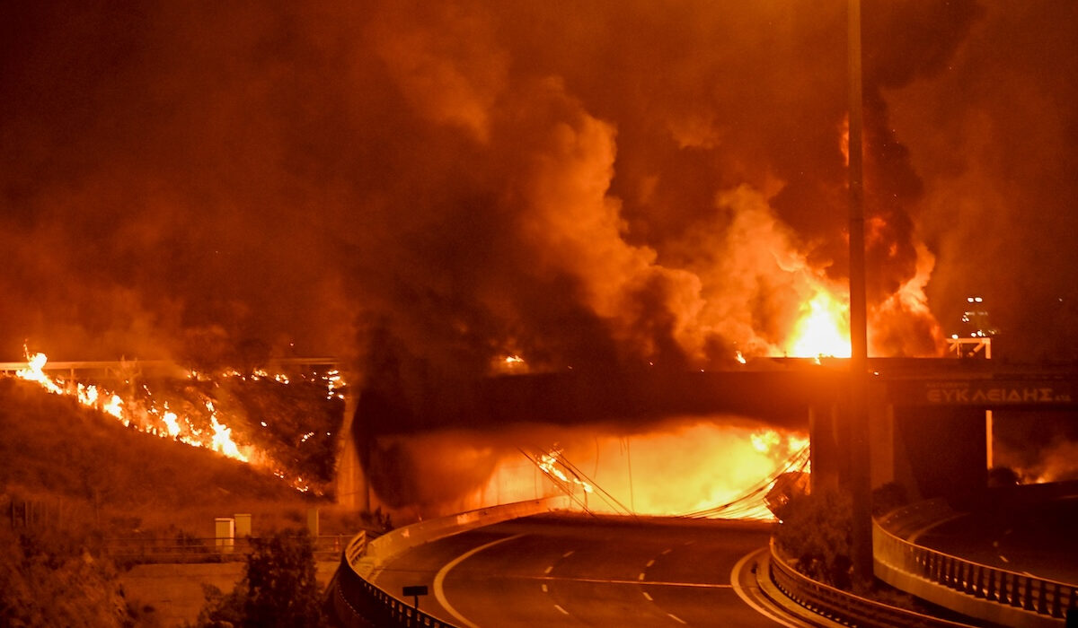 Εθνική Οδός Αθηνών – Κορίνθου: Κατεδαφίζεται η γέφυρα μετά τη φωτιά στο βυτιοφόρο – Πώς γίνεται η κυκλοφορία