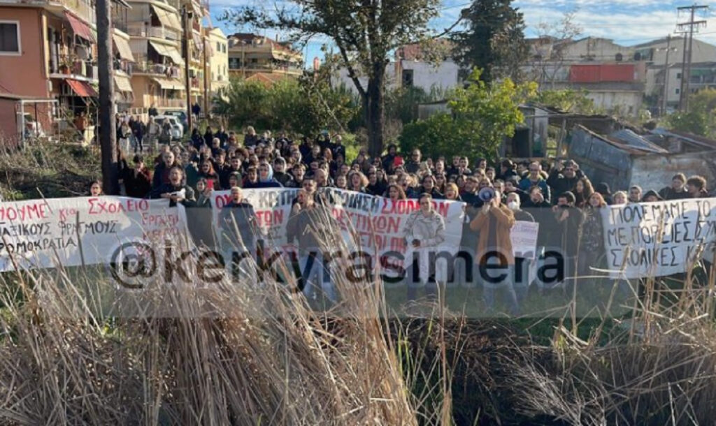 Άγρια γιούχα σε Κεραμέως σε εγκαίνια σχολείου στην Κέρκυρα (βίντεο)