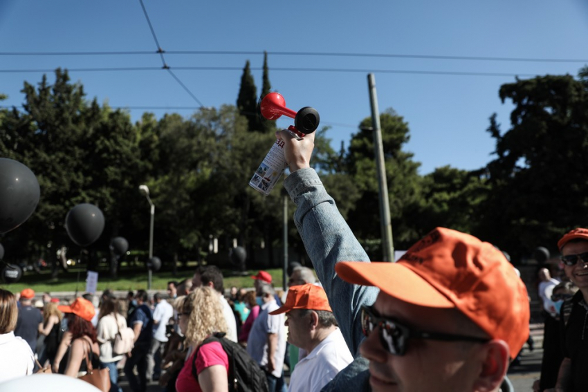 Εργασιακό: 7 διαφωνίες και Γενική απεργία