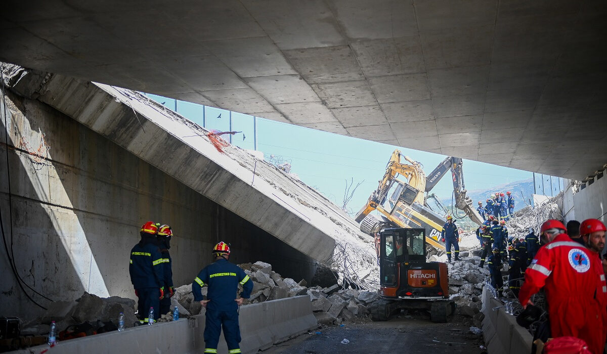 Κατάρρευση γέφυρας στην Πάτρα: Καταγγελίες ότι οι εργάτες δούλευαν μέσα στον καύσωνα