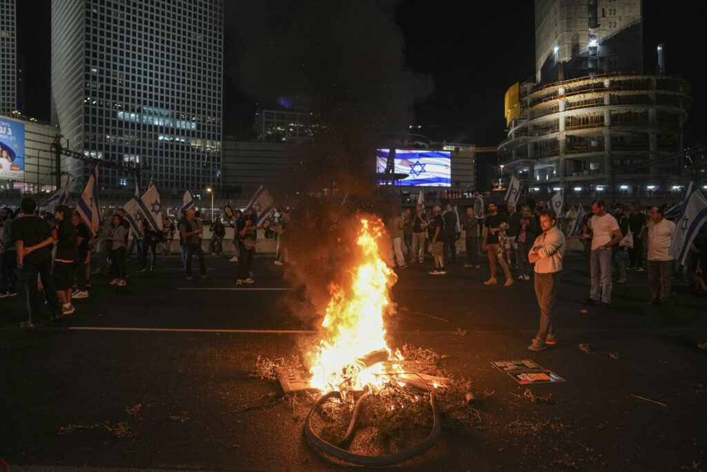 Διαδηλώσεις και οδοφράγματα στο Τελ Αβίβ μετά την καρατόμηση Γκάλαντ – «Νετανιάχου προδότη» (Εικόνες, Βίντεο)