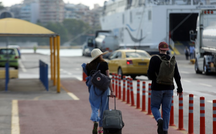 Συνεχίζει το ταξίδι του με τρεις από τις τέσσερις μηχανές το Santorini Palace