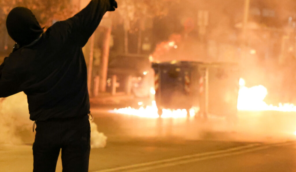 Επεισόδια στα Μέγαρα για τον θάνατο του 17χρονου – Έκλεισε η εθνική οδός