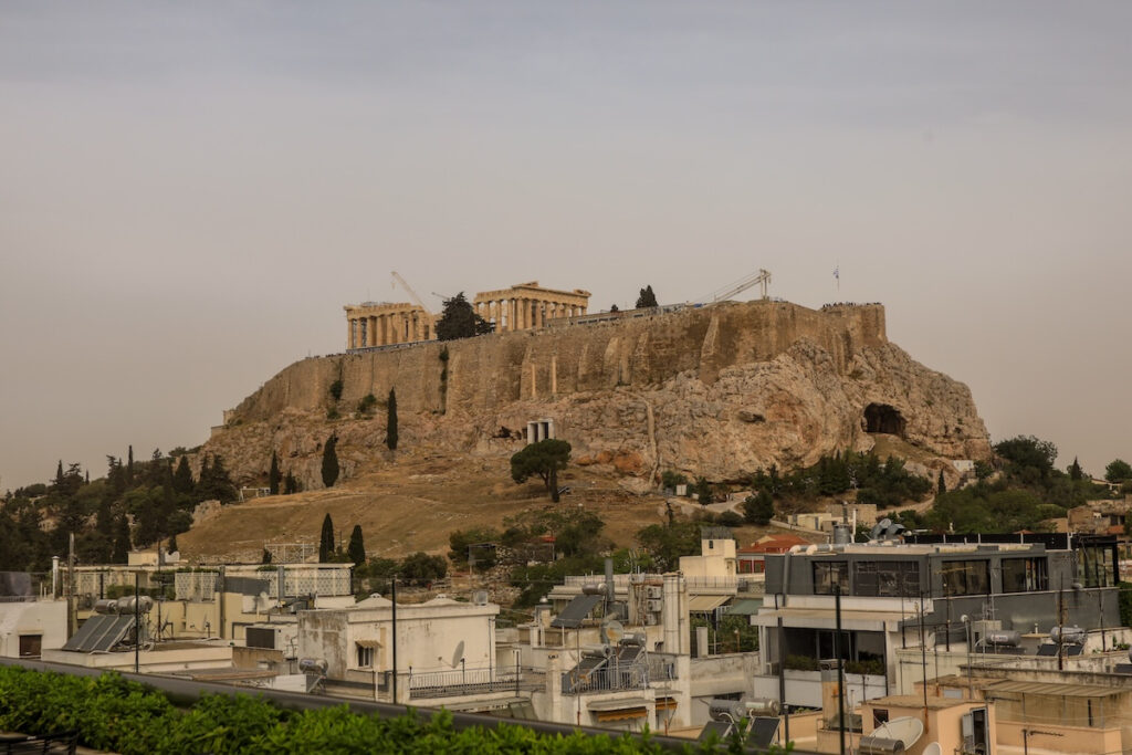 «Πέπλο» σκόνης και σήμερα: Πού θα πέσουν λασποβροχές, τι ισχύει για Αττική – Χάρτες