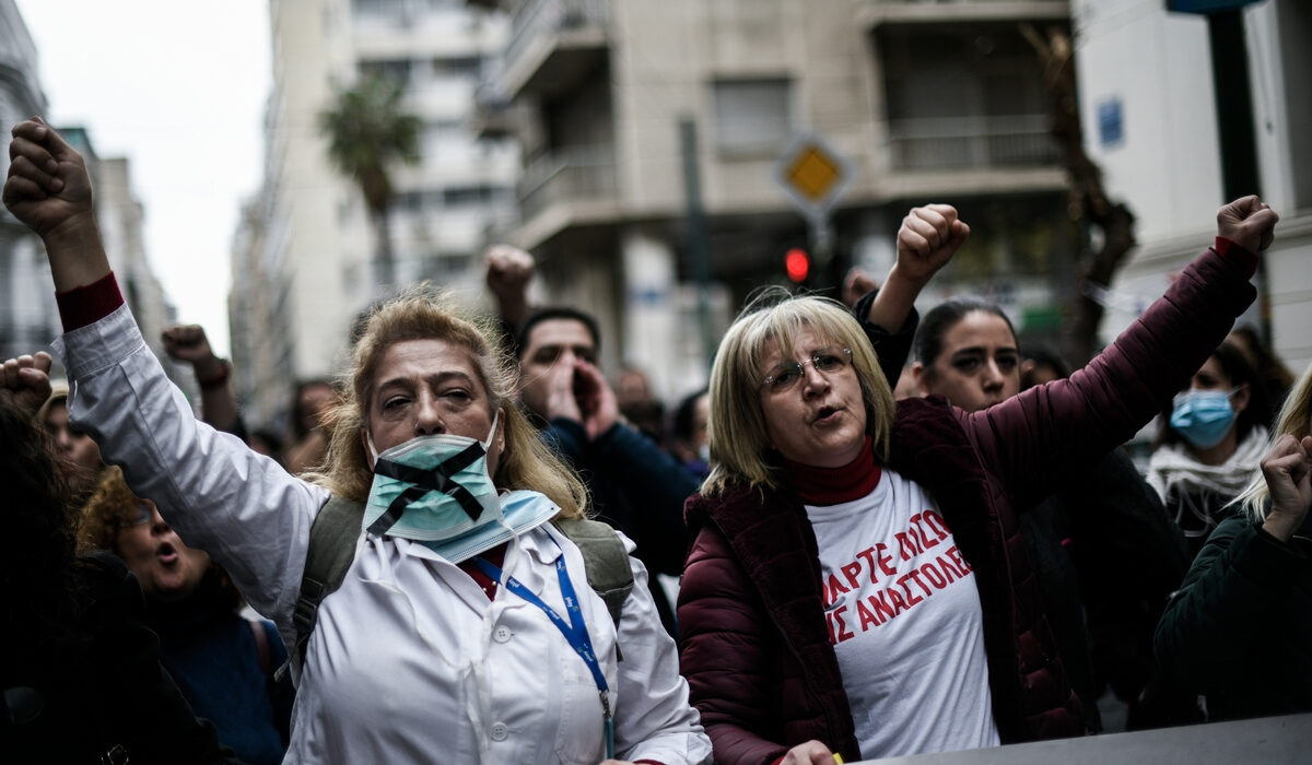 Συγκέντρωση και πορεία υγειονομικών στο κέντρο της Αθήνας