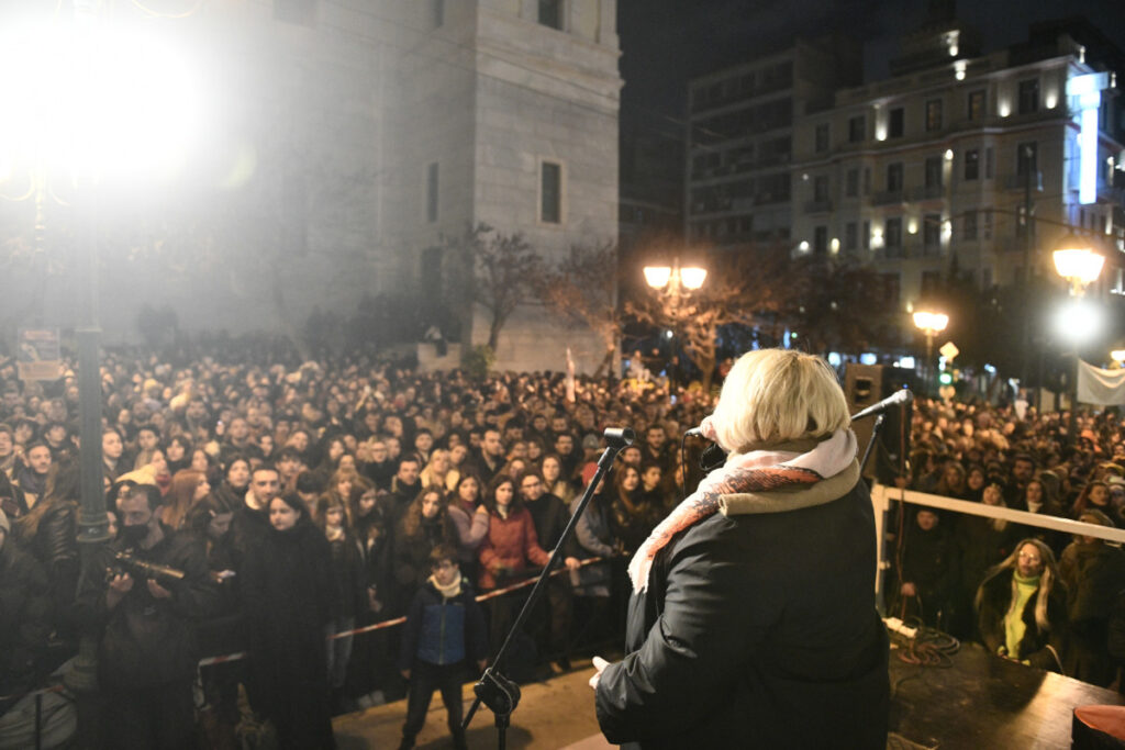 Συναυλία στο Εθνικό Θέατρο για τους καλλιτέχνες: «Δεν φεύγουμε, θα μας ακούσετε» (Εικόνες – Βίντεο)