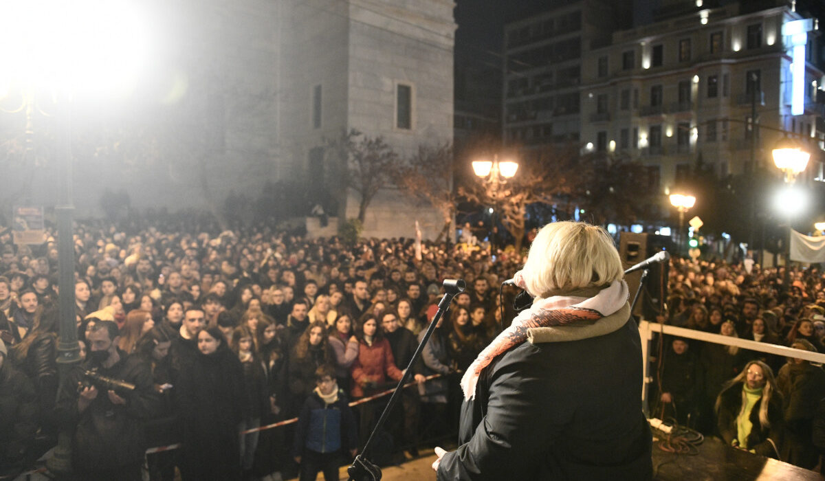 Συναυλία στο Εθνικό Θέατρο για τους καλλιτέχνες: «Δεν φεύγουμε, θα μας ακούσετε» (Εικόνες – Βίντεο)