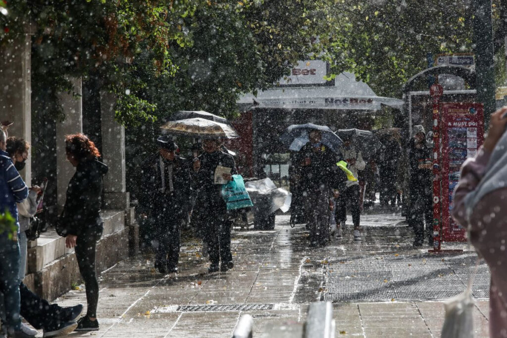 Κακοκαιρία Live: Οι περιοχές με καταιγίδες και χιόνια – Τι θα γίνει στην Αθήνα