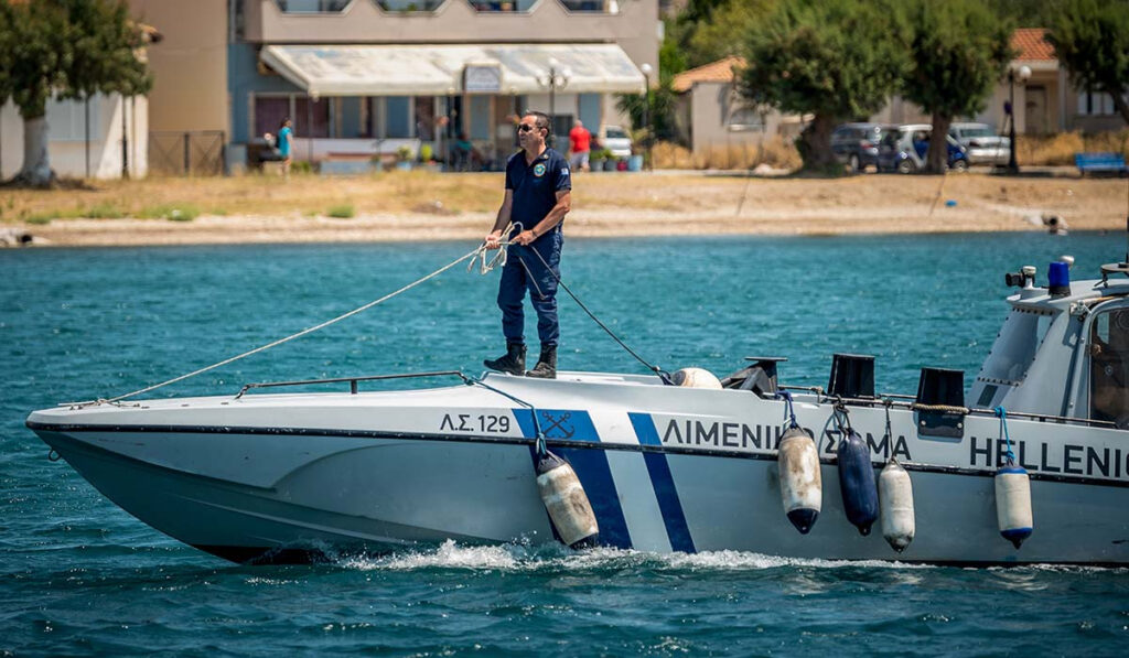 Μετά τη διάσωσή του στη θάλασσα, καλείται να πληρώσει πρόστιμο στο Λιμενικό