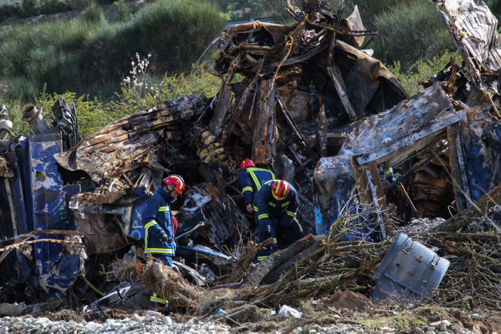 Τέμπη: Συγκλονιστικά ντοκουμέντα από τα χημικά εγκαύματα σε πυροσβέστες – «Έβγαλα το γάντι και είδα το δέρμα άσπρο»