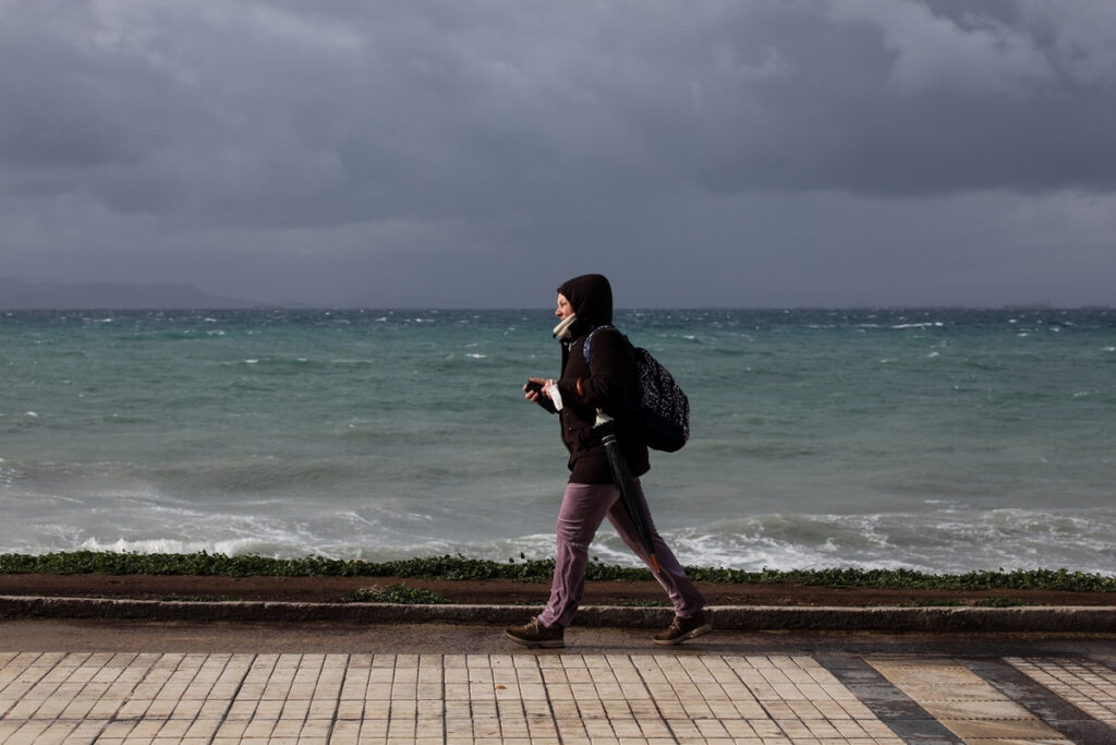 Έκτακτο δελτίο της ΕΜΥ: Έρχονται ισχυρές καταιγίδες μέχρι Τετάρτη – Πού θα χιονίσει