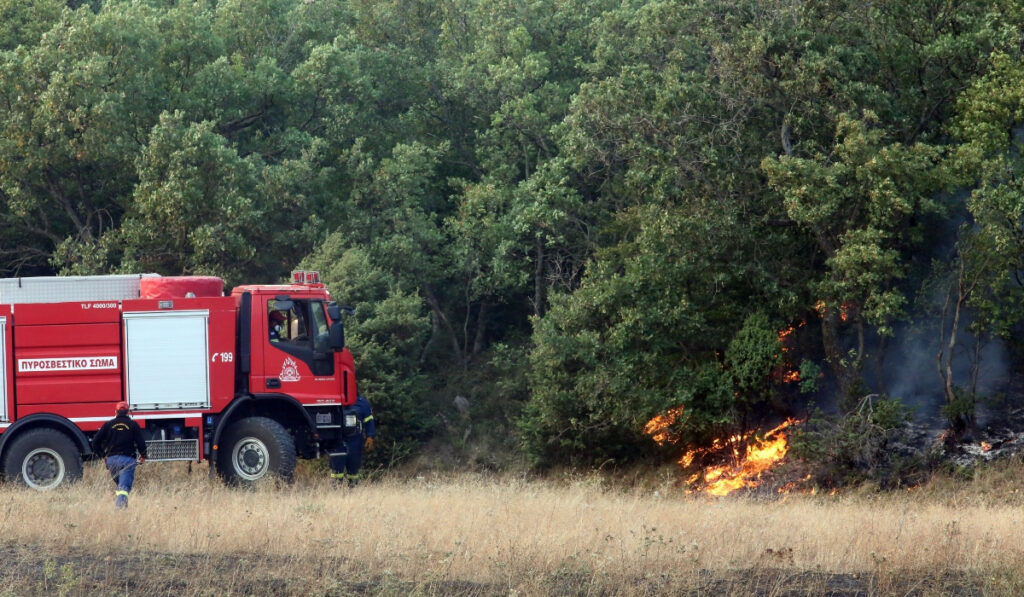 Συναγερμός για φωτιές και την Τρίτη: Στο «κόκκινο» τρεις περιφέρειες – Ο χάρτης με τις περιοχές