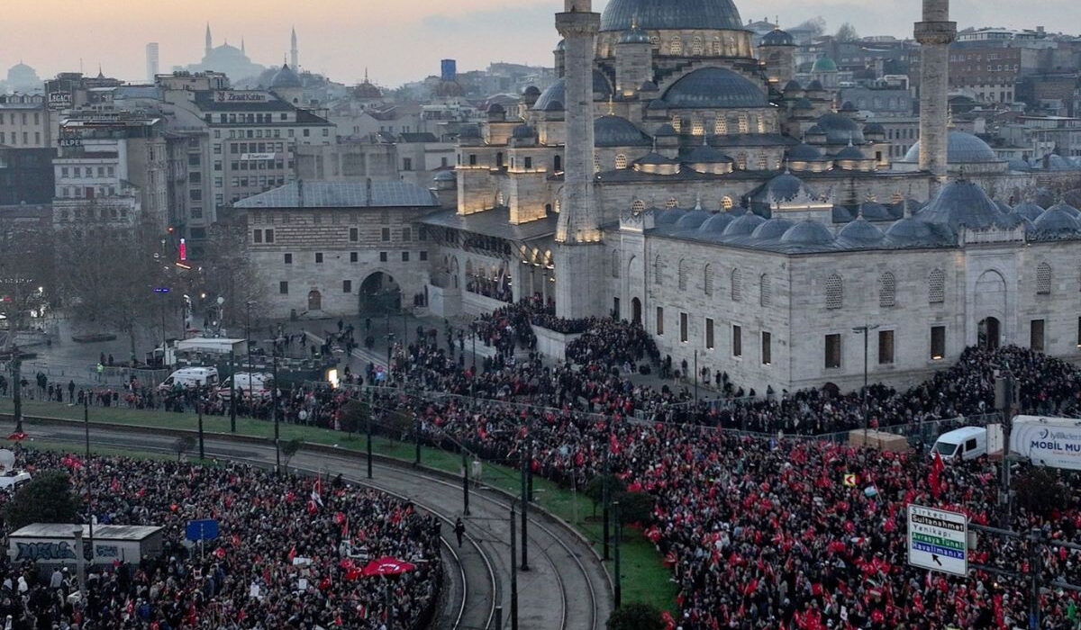 Χιλιάδες Τούρκοι στους δρόμους της Κωνσταντινούπολης κατά του Ισραήλ: «Χθες η Αγία Σοφία, αύριο το Αλ-Άκσα»