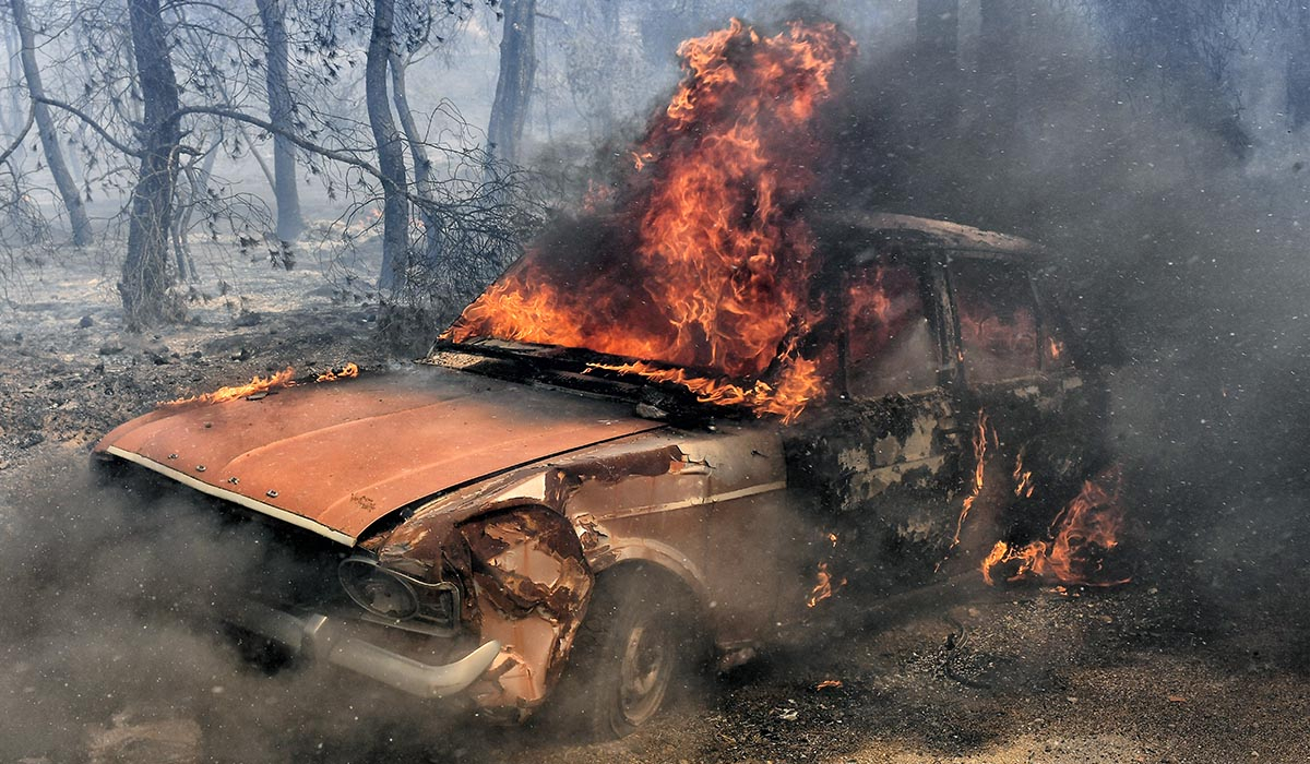 Ολονύχτια μάχη σε όλα τα πύρινα μέτωπα – 490 πυροσβέστες σε Σαρωνίδα, Καπαρέλλι και Δερβενοχώρια