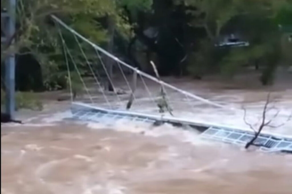 Θέμα ωρών η πλήρης κατάρρευση της κρεμαστής γέφυρας των Τεμπών – Νέο βίντεο