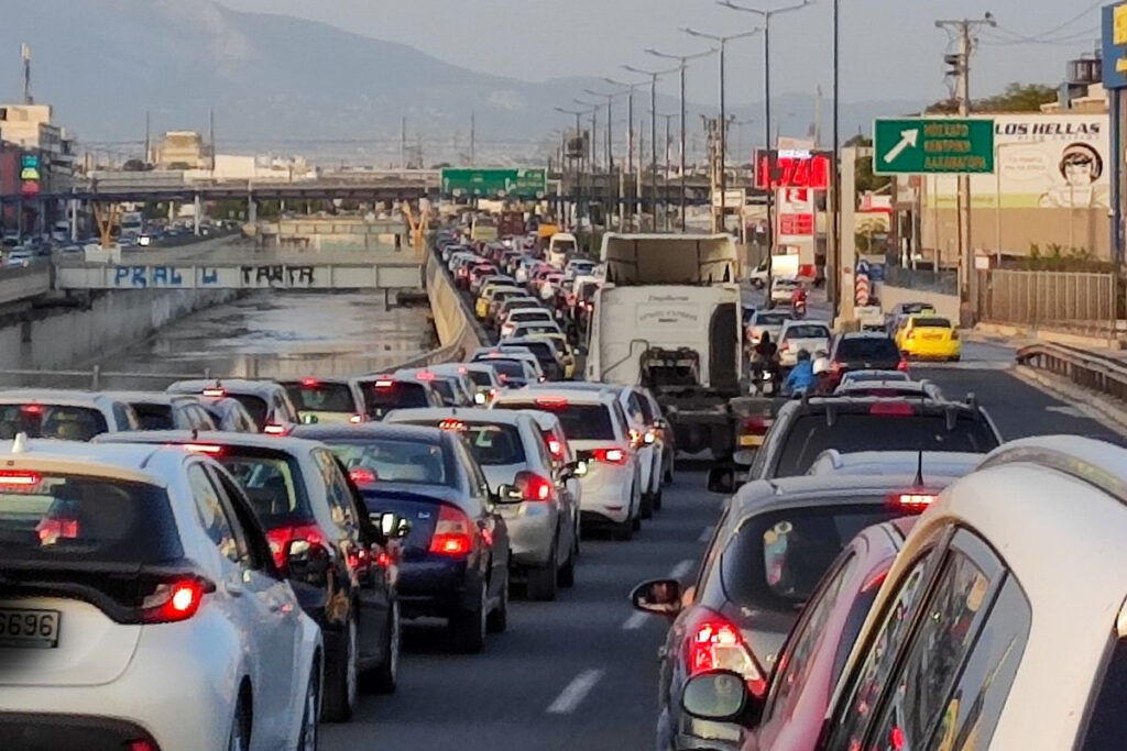 Παρασκευούλα με κίνηση στους δρόμους: Μεγάλο μποτιλιάρισμα στον Κηφισό