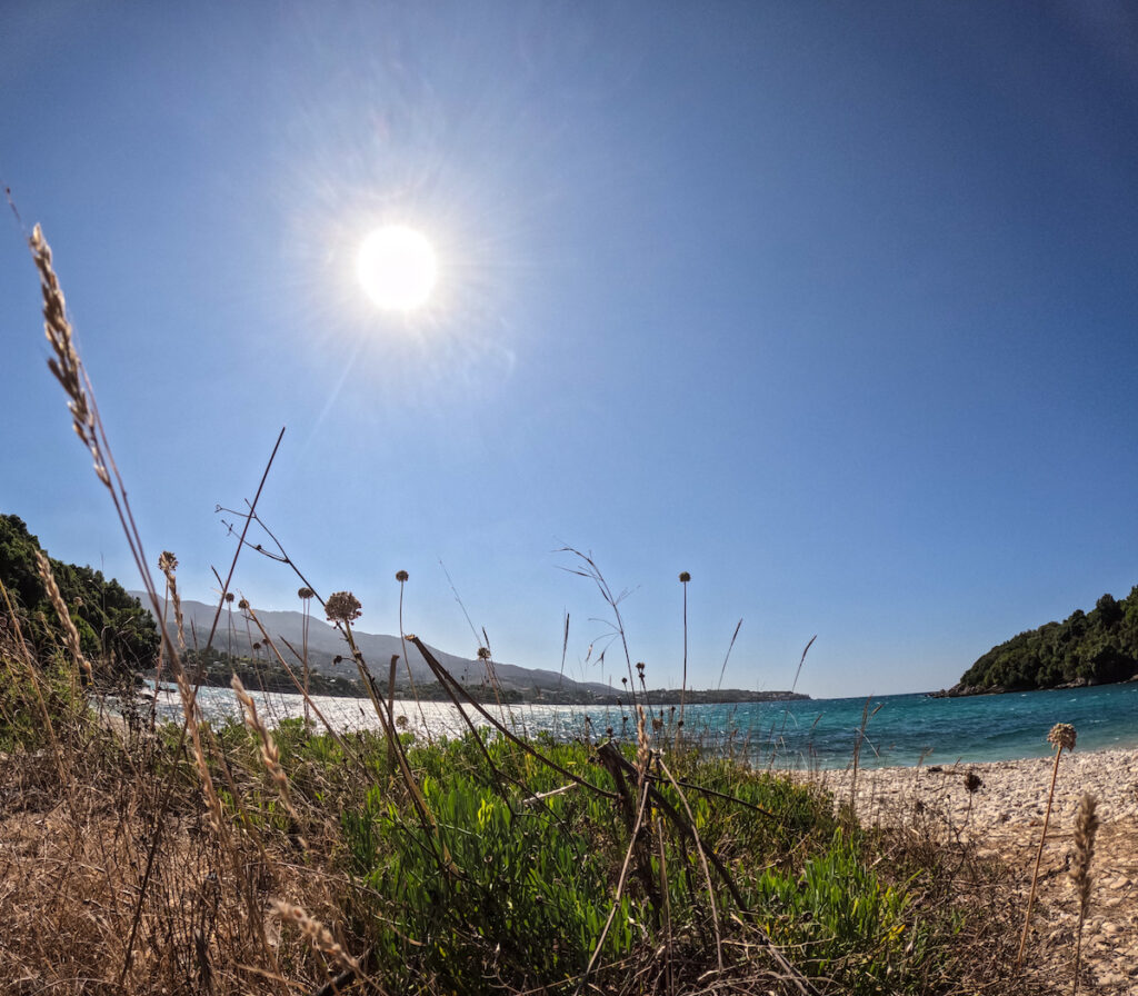 Βροχή και σήμερα κατά τόπους – Καιρός με ισχυρά μελτέμια στο Αιγαίο