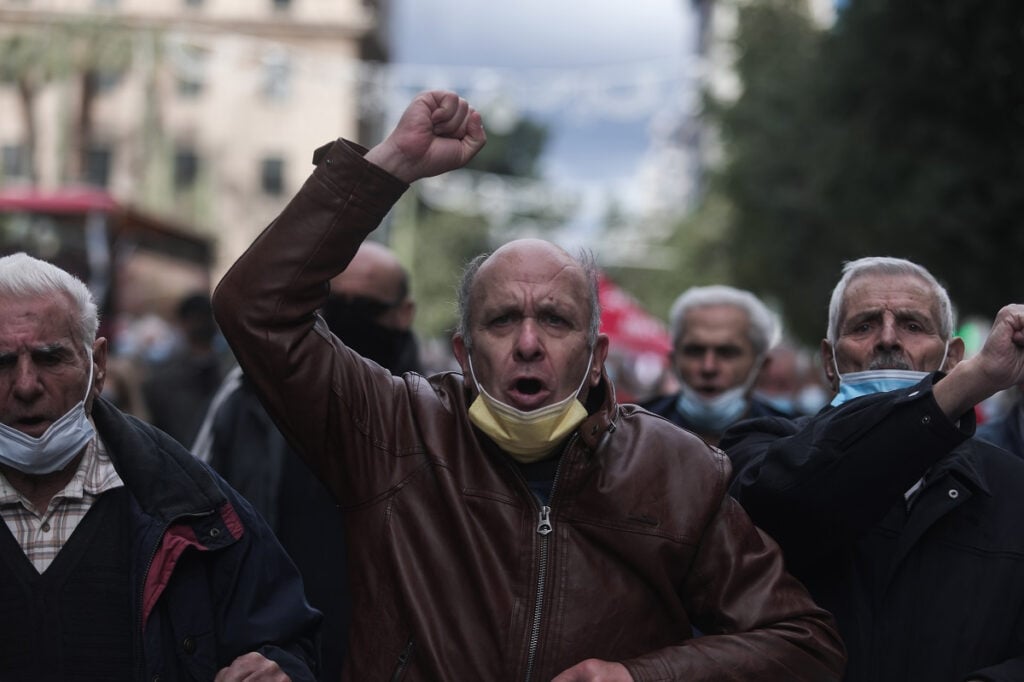 Συντάξεις: Ποιοι θα λάβουν προκαταβολή 25 – 100 ευρώ και το επίδομα 200 – 300 ευρώ