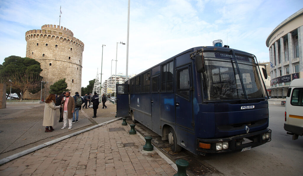 Θεσσαλονίκη: Καταδικάστηκε η 43χρονη που έφτυσε αστυνομικούς μετά από πρόστιμο για μάσκα