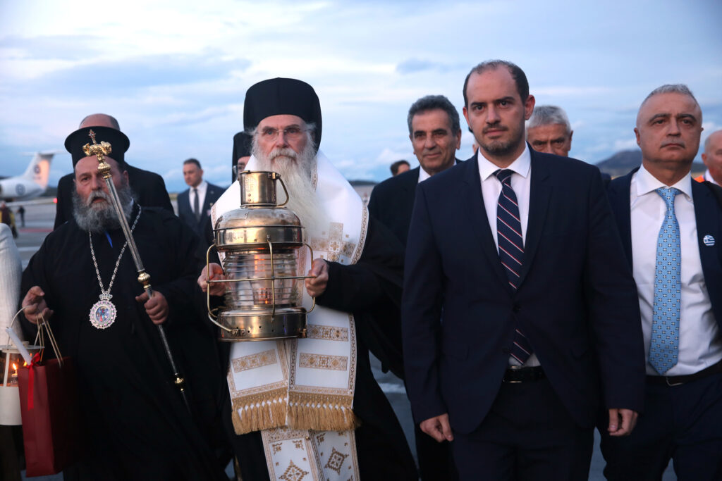 Έφτασε στην Ελλάδα το Άγιο Φως: Με ειδικές πτήσεις φτάνει σε κάθε γωνιά της χώρας