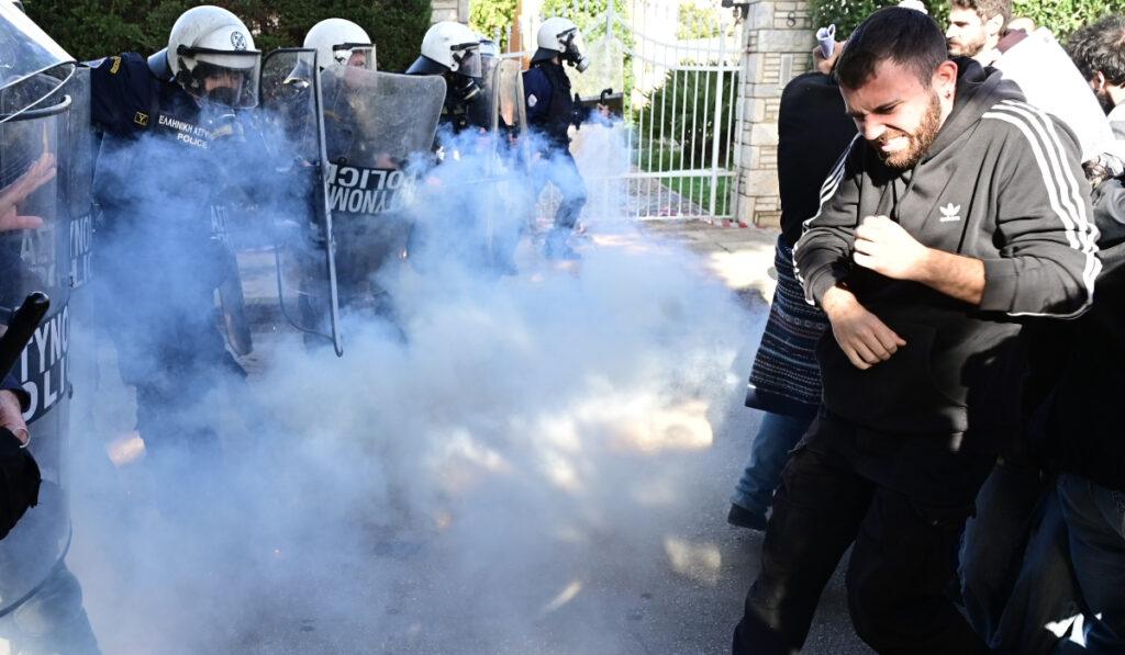 Ένταση και χημικά στη Σύνοδο Πρυτάνεων στο Καβούρι