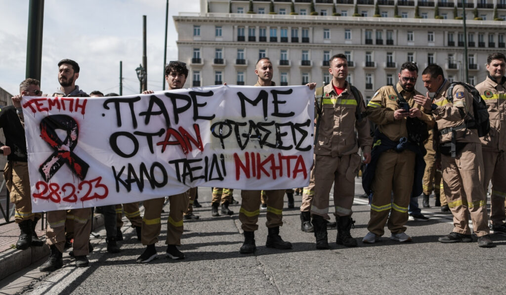 «Πάρε με όταν φτάσεις»: Με μαύρα περιβραχιόνια οι εποχικοί πυροσβέστες στο Σύνταγμα