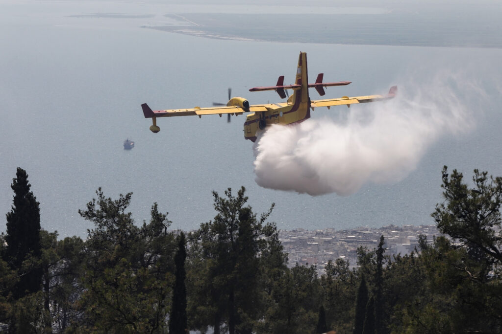 Αντί να διπλασιάσουν τους μισθούς, μοιράζουν «επιδόματα» στους πιλότους των Canadair